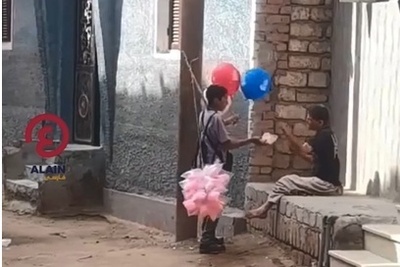 صحنه‌ای قابل تامل از یک کودک پشمک‌فروش خیابانی که به یک فرد معلول رایگان پشمک داد +ویدیو/ با احترام تو باید ایستاده دست زد👌