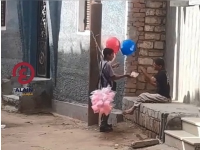 صحنه‌ای قابل تامل از یک کودک پشمک‌فروش خیابانی که به یک فرد معلول رایگان پشمک داد +ویدیو/ با احترام تو باید ایستاده دست زد👌