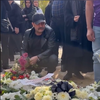 پرپر کردن گل های پاییزی توسط مصطفی زمانی سر مزار همایون ارشادی+ گزارش تصویری از حضور لیلا بلوکات، فرهاد آئیش، مائده طهماسبی و پیر پسر سینمای ایران در مراسم تشییع عنرمند هالیوودی