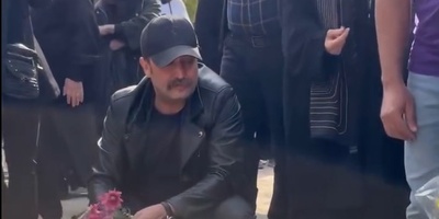 پرپر کردن گل های پاییزی توسط مصطفی زمانی سر مزار همایون ارشادی+ گزارش تصویری از حضور لیلا بلوکات، فرهاد آئیش، مائده طهماسبی و پیر پسر سینمای ایران در مراسم تشییع عنرمند هالیوودی