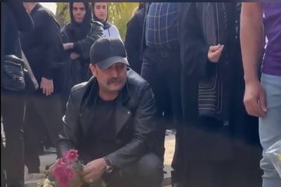 پرپر کردن گل های پاییزی توسط مصطفی زمانی سر مزار همایون ارشادی+ گزارش تصویری از حضور لیلا بلوکات، فرهاد آئیش، مائده طهماسبی و پیر پسر سینمای ایران در مراسم تشییع عنرمند هالیوودی