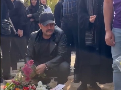 پرپر کردن گل های پاییزی توسط مصطفی زمانی سر مزار همایون ارشادی+ گزارش تصویری از حضور لیلا بلوکات، فرهاد آئیش، مائده طهماسبی و پیر پسر سینمای ایران در مراسم تشییع عنرمند هالیوودی