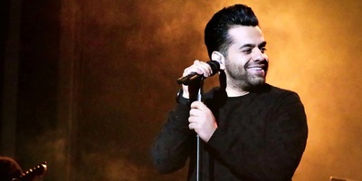 شوخی‌ بامزه  رضا بهرام در کنسرت تبریزش با تماشاگری که با خودش تجهیزات فیلمبرداری آورده بود!+ فیلم