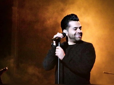 شوخی‌ بامزه  رضا بهرام در کنسرت تبریزش با تماشاگری که با خودش تجهیزات فیلمبرداری آورده بود!+ فیلم