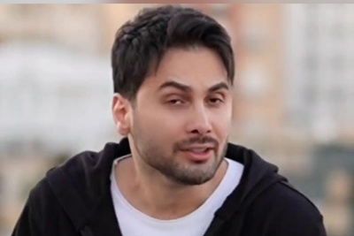 موزیک ویدئوی آهنگ عاشقانه نم نم عشق از مسعود کیانی /تو شدی مثل خون تو رگام حاکم قلبم نور شبام شدی بارون دلخوشیام نم نم عشقت حال و هوام🧡