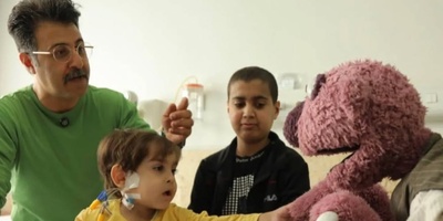 عیادت هومن حاج عبداللهی، محمد بحرانی و جناب‌خان از کودکان مجروح در جنگ رمضان+عکس