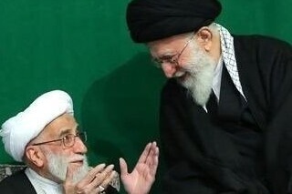 فیلم شوخی رهبر معظم انقلاب با آیت الله جنتی/جنتی؛ من جوان تر هستم