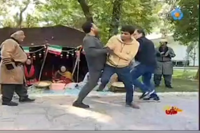 (ویدئو) مبارزه عجیب مجریان شبکه 5 سیما به روش خروس جنگی