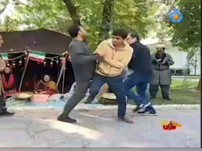 (ویدئو) مبارزه عجیب مجریان شبکه 5 سیما به روش خروس جنگی