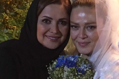 نگاهی به چیدمان جشن عروسی مجلل بهاره رهنما با رز آبی و ژیپسوفیلا، ماشین عروس بی ام و، کیک 3 طبقه/ حضور کمند امیرسلیمانی، سروش صحت، پروین قائم مقامی و... در عروسی بانوی هنرمند