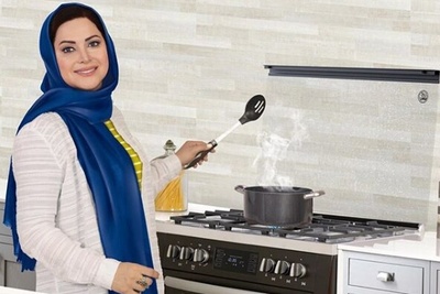 از لوستر، پرده و دیوارکوب‌های آینه تا مبلمان خوشرنگ در نگاهی به سلیقه کمند امیرسلیمانی برای چیدمان منزلش+ویدیو/ به خونه ایشون چند امتیاز میدین😍