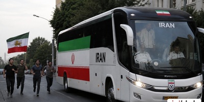 حمله دار و دسته رضا پهلوی به اتوبوس تیم ملی فوتبال در آمریکا؛ لحظاتی از این نمایش شرم‌آور رو ببینید