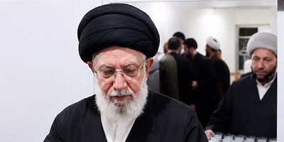 لحظاتی دیده‌نشده از خدمت‌رسانی روحانی عراقی در مراسم پیاده‌روی اربعین که همه‌ را به یاد رهبر شهید انقلاب انداخت!