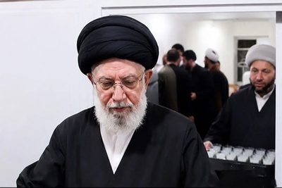 لحظاتی دیده‌نشده از خدمت‌رسانی روحانی عراقی در مراسم پیاده‌روی اربعین که همه‌ را به یاد رهبر شهید انقلاب انداخت!
