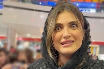 صف های چندمتری برای گرفتن امضا از بازیگری که شهرتش را مدیون مردم است/ الناز ملک در حال امضای نامه های اداری اش!
