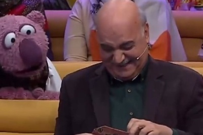 هدایای نوستالژی جناب خان برای ایرج طهماسب به بهانه شب یلدا و واکنش جالب آقای مجری