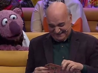 هدایای نوستالژی جناب خان برای ایرج طهماسب به بهانه شب یلدا و واکنش جالب آقای مجری