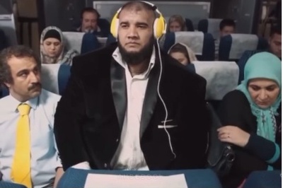 این پشت صحنه رو از دست نده؛ نقی معمولی و هما سعادت در هواپیما و در محاصره مسافر 180 کیلویی!+ویدیو