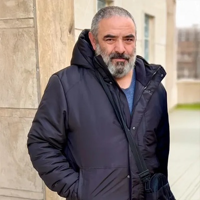 از مردودی در املا تا حضور قاچاقی در کلاس سوم؛ روایت ناصرِ سریال اسباب زحمت از نبوغ دوران کودکی!+فیلم