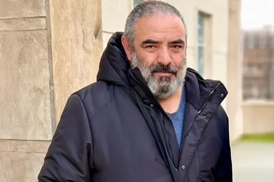 از مردودی در املا تا حضور قاچاقی در کلاس سوم؛ روایت ناصرِ سریال اسباب زحمت از نبوغ دوران کودکی!+فیلم