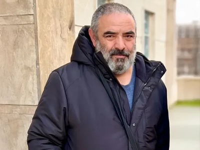 از مردودی در املا تا حضور قاچاقی در کلاس سوم؛ روایت ناصرِ سریال اسباب زحمت از نبوغ دوران کودکی!+فیلم