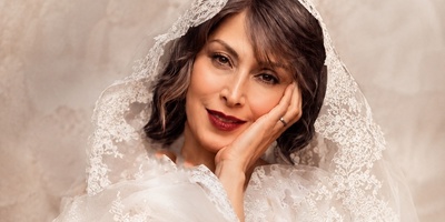 انتشار تصویری از مراسم عقد مهتاب کرامتی با لباس عروس کنار آقای داماد مربوط به دهه 60 در گل سنگ
