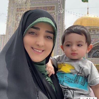 شیرین‌کاری عجیب پسر ستاره سادات قطبی وسط آشپزخانه / وقتی سینک ظرفشویی حمام می‌شود!/ خانم مجری چه مهربونه!