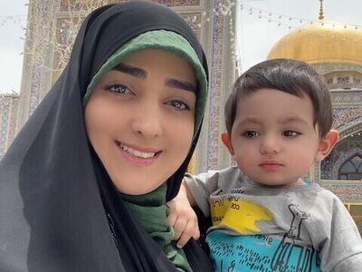 شیرین‌کاری عجیب پسر ستاره سادات قطبی وسط آشپزخانه / وقتی سینک ظرفشویی حمام می‌شود!/ خانم مجری چه مهربونه!