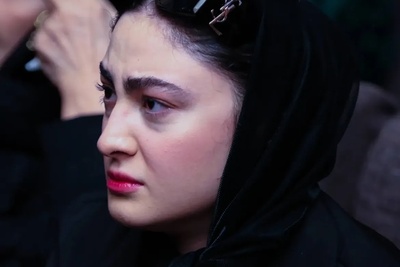 اشک‌های بی‌امان مریم مؤمن در وداع با اکبر عبدی؛ بغضی که بند نمی‌آمد