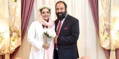 چیدمان منزل دوبلکس نرگس محمدی و علی اوجی/ مبلمان طرحدار و کلاسیک، آباژور رومیزی کنده کاری شده، پیانو، لوستر 4 متری، گیتار، تابلو های هنری  و...