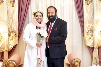 چیدمان منزل دوبلکس نرگس محمدی و علی اوجی/ مبلمان طرحدار و کلاسیک، آباژور رومیزی کنده کاری شده، پیانو، لوستر 4 متری، گیتار، تابلو های هنری  و...