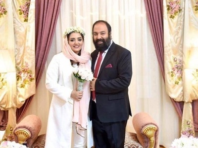 چیدمان منزل دوبلکس نرگس محمدی و علی اوجی/ مبلمان طرحدار و کلاسیک، آباژور رومیزی کنده کاری شده، پیانو، لوستر 4 متری، گیتار، تابلو های هنری  و...