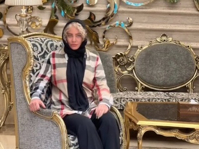 خونه و زندگی اشرافی شراره رخام/ مبلمان مخملی، نقاشی دیواری گرافیکی، آباژور پایه بلند، آویز های سقفی مجلل و...