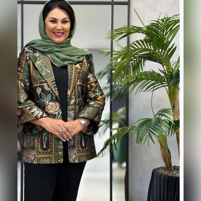 نگاهی به چیدمان منزل سنتی لاله اسکندری به سبک «خانه مادربزرگ»؛ از بوفه‌ای پر از دکوری‌های چینی و آویزهای رنگارنگ تا آینه با طرح سنتی و خودنمایی عروسک آقای همساده در ورودی آشپزخانه +ویدیو