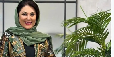 نگاهی به چیدمان منزل سنتی لاله اسکندری به سبک «خانه مادربزرگ»؛ از بوفه‌ای پر از دکوری‌های چینی و آویزهای رنگارنگ تا آینه با طرح سنتی و خودنمایی عروسک آقای همساده در ورودی آشپزخانه +ویدیو