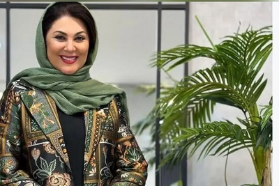 نگاهی به چیدمان منزل سنتی لاله اسکندری به سبک «خانه مادربزرگ»؛ از بوفه‌ای پر از دکوری‌های چینی و آویزهای رنگارنگ تا آینه با طرح سنتی و خودنمایی عروسک آقای همساده در ورودی آشپزخانه +ویدیو