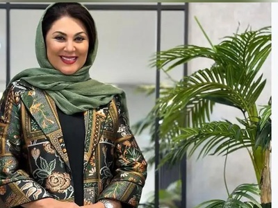 نگاهی به چیدمان منزل سنتی لاله اسکندری به سبک «خانه مادربزرگ»؛ از بوفه‌ای پر از دکوری‌های چینی و آویزهای رنگارنگ تا آینه با طرح سنتی و خودنمایی عروسک آقای همساده در ورودی آشپزخانه +ویدیو