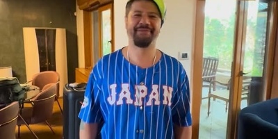 نگاهی به دکوراسیون ویلای 100 متری علی صادقی سلطان کمدی کشورمان با تراس بهشتی رو به جنگل، کنسول مدرن، مبلمان راحتی و...