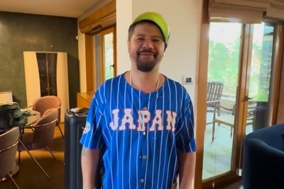 نگاهی به دکوراسیون ویلای 100 متری علی صادقی سلطان کمدی کشورمان با تراس بهشتی رو به جنگل، کنسول مدرن، مبلمان راحتی و...