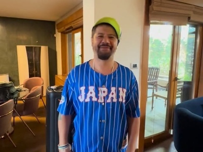 نگاهی به دکوراسیون ویلای 100 متری علی صادقی سلطان کمدی کشورمان با تراس بهشتی رو به جنگل، کنسول مدرن، مبلمان راحتی و...