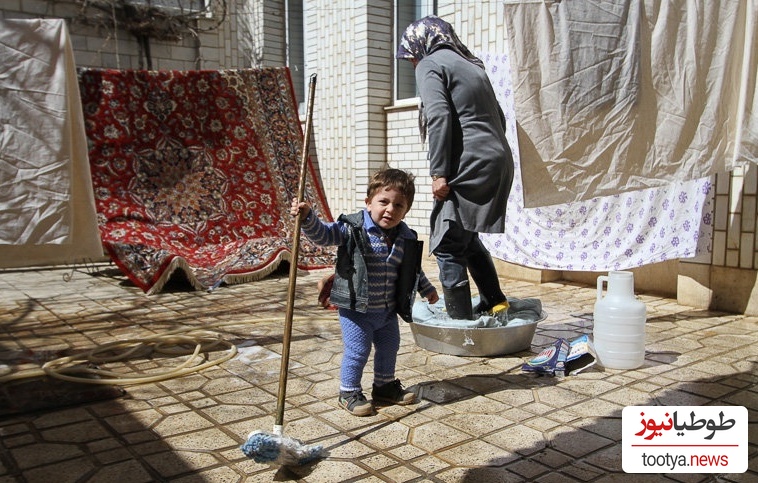 خلاقیت خنده دار مادر ایرانی برای زود خشک شدن فرش شسته شده در سرمای پاییزی حماسه‌ساز شد/ صدهزار آفرین به این مغز پر از ایده
