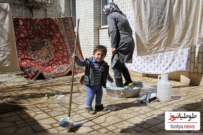 خلاقیت خنده دار مادر ایرانی برای زود خشک شدن فرش شسته شده در سرمای پاییزی حماسه‌ساز شد/ صدهزار آفرین به این مغز پر از ایده