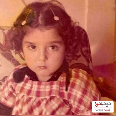 آیا میدانید این دختر کوچولو بامزه با لباس چارخونه و گیره‌های روی سرش بچگی کدوم بازیگر معروف هست؟