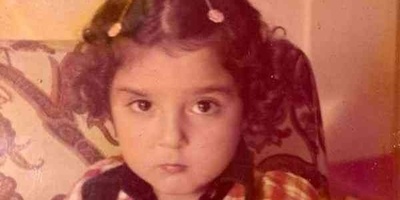 آیا میدانید این دختر کوچولو بامزه با لباس چارخونه و گیره‌های روی سرش بچگی کدوم بازیگر معروف هست؟