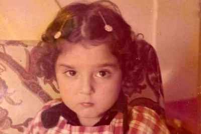 آیا میدانید این دختر کوچولو بامزه با لباس چارخونه و گیره‌های روی سرش بچگی کدوم بازیگر معروف هست؟