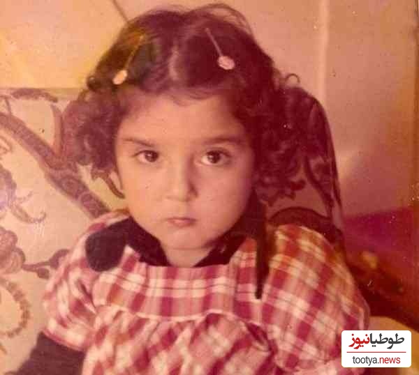 آیا میدانید این دختر کوچولو بامزه با لباس چارخونه و گیره‌های روی سرش بچگی کدوم بازیگر معروف هست؟