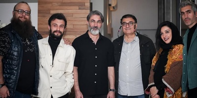 تضاد استایل‌ها در مراسم رونمایی از کتاب پیمان معادی در کتابفروشی مجتبی جباری؛ از تیپ پیمان معادی به سبک پسران دهه هشتادی تا استایل شیک پارسا پیروزفر+ویدیو