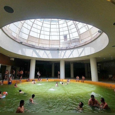 حضور محمد خاتمی و محمود احمدی‌نژاد در آبگرم سرعین و خوش و بش با مردم داخل استخر+ویدیو