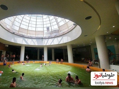 حضور محمد خاتمی و محمود احمدی‌نژاد در آبگرم سرعین و خوش و بش با مردم داخل استخر+ویدیو