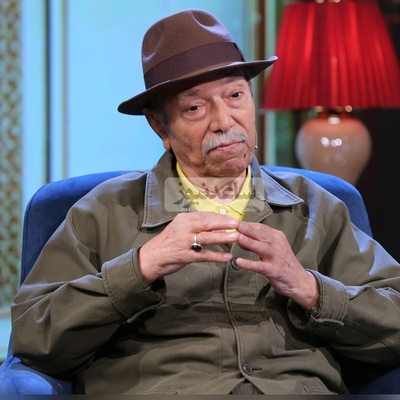 تصویری باورنکردنی از شباهت عجیب استاد علی نصیریان و یک هنرمند ژاپنی!